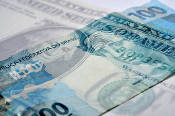 Obraz na płótnie Canvas Close-up de nota de cem reais e dólar em superposição de imagens