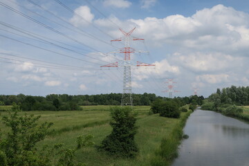 Hochspannungsleitung nahe des Flusses Ochtum in Bremen