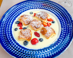 buns with vanilla cream and fresh fruit