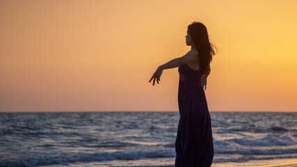 Fototapeta premium Chica vestido puesta de sol playa