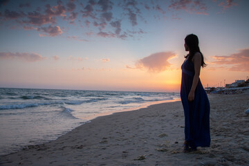 Chica vestido puesta de sol playa