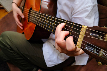 Fototapeta na wymiar ギターを弾く人