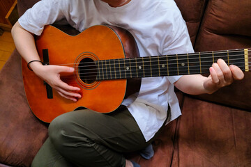 ギターを弾く人