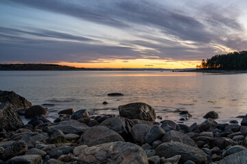 Fototapeta na wymiar Widok na Oslofjord z plaży w okolicy miejscowości Larkollen w Norwegii 