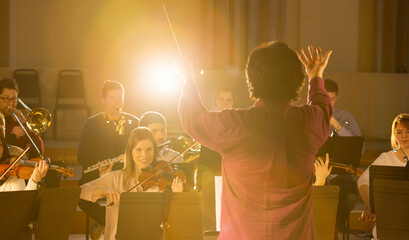 Conductor leading orchestra © Martin Barraud/KOTO