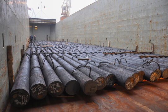 stowage of round billets in cargo hold of the vessel