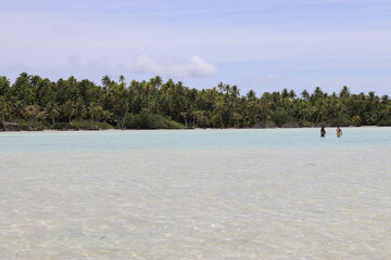 Couple dans le lagon de Rangiroa, Polynésie française	