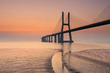 Cercles muraux Pont Vasco da Gama Lisbon is an amazing tourist destination because their urban landscapes, by its light, its monuments. The Vasco da Gama Bridge crosses the Tagus River, and is one of the longest bridges in the world