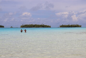 Obraz premium Couple dans le lagon à Rangiroa, Polynésie française