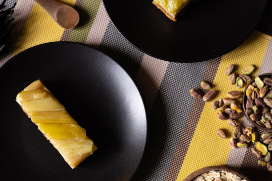 dessert, p&acirc;tisserie &agrave; la rhubarbe et pistache 