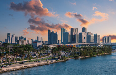 Fototapeta premium Traffic on the Causeway with the Skyline of Miami