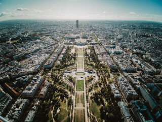 Vista de  Champ-de-Mars desde lo m&aacute;s alto de la torre eiffel 