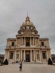 fachada principal de Los Inv&aacute;lidos en paris