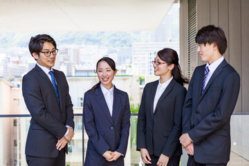 会話をする若者グループ