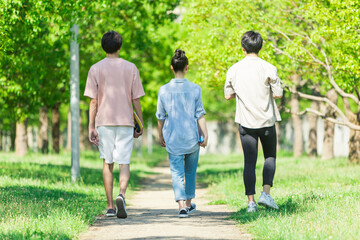 歩く若者グループの後ろ姿