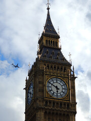 Fototapeta na wymiar Avión volando cerca de la torre del Big Ben en Londres 