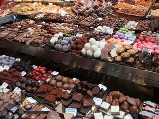 山積みのチョコレート、市場にて/Heap of Chocolates at market