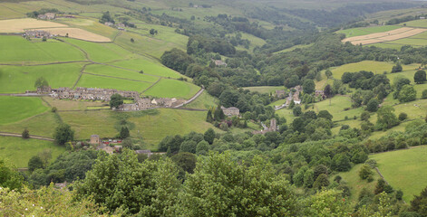 Fototapeta premium Beautiful scene of Peaks District in central England. Showing valleys, paddocks, farm land, trees and grass