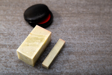 篆刻刀で石を彫って作られた篆刻印。石の篆刻と朱肉。書画などに押す落款印・サイン。日本。