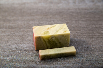 篆刻刀で石を彫って作られた篆刻印。石の篆刻と朱肉。書画などに押す落款印・サイン。日本。