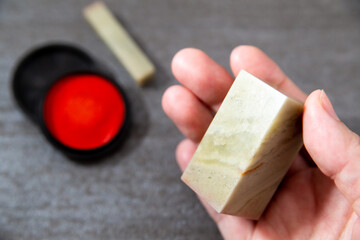 篆刻刀で石を彫って作られた篆刻印。石の篆刻と朱肉。書画などに押す落款印・サイン。日本。