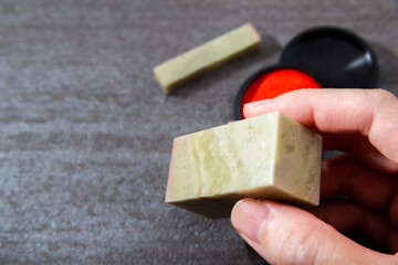 篆刻刀で石を彫って作られた篆刻印。石の篆刻と朱肉。書画などに押す落款印・サイン。日本。