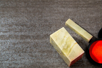 篆刻刀で石を彫って作られた篆刻印。石の篆刻と朱肉。書画などに押す落款印・サイン。日本。