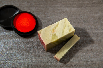 篆刻刀で石を彫って作られた篆刻印。石の篆刻と朱肉。書画などに押す落款印・サイン。日本。