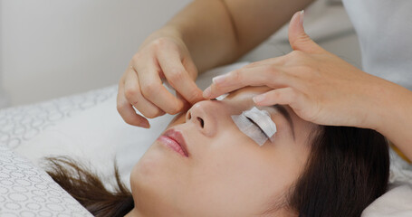 Woman perm her eyelash at beauty salon