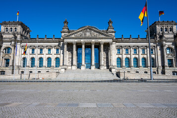 Obraz premium Front view of the famous german Reichstag in Berlin