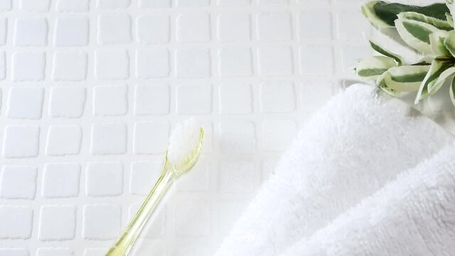 歯磨きをする。歯ブラシを持って行く。