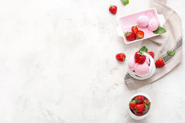 Obraz na płótnie Canvas Tasty strawberry ice cream on light background