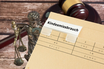 Richterhammer, Justitia und Akte Kindesmissbrauch