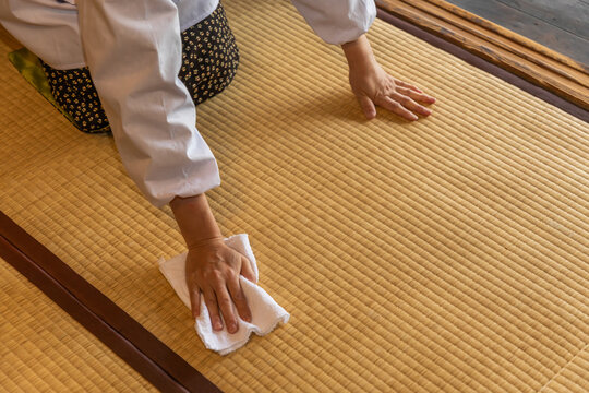 日本の掃除　Japanese house polite cleaning scene