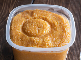 容器に入った発酵食品の味噌。