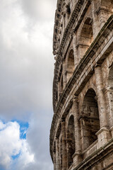 zachmurzone niebo nad Coloseum w Rzymie - obrazy, fototapety, plakaty