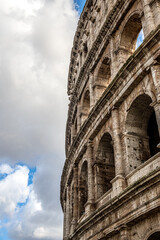 Ciężkie kłębiaste chmury nad Coloseum - obrazy, fototapety, plakaty