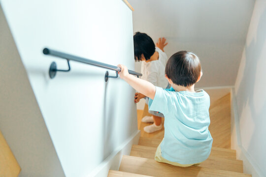 女の子と男の子の子供たちが階段を降りている　kids home 