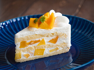 マンゴーと生クリームが美味しそうなショートケーキ。