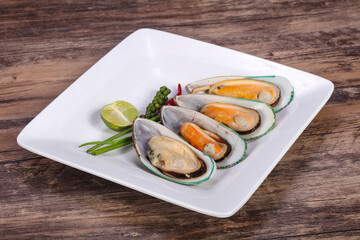Half mussels with lime and pepper