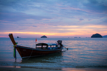 Obraz premium Koh Lipe / Thailand | August 03 2016: Longtail boat at beach on a purple sunset in Koh Lipe, Thailand 