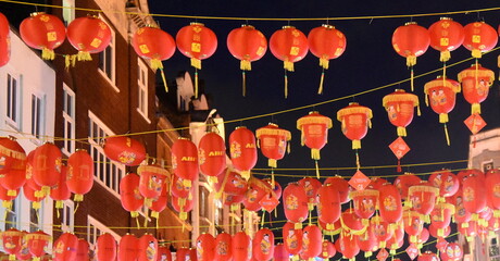 Rot leuchtende Papierlaternen im Londoner Chinatown