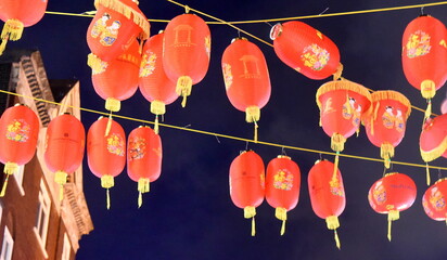 Rot leuchtende Papierlaternen im Londoner Chinatown