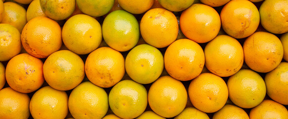 Laranjas empilhadas em banca de frutas