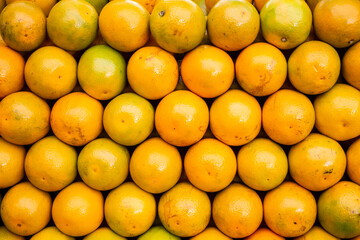 Laranjas empilhadas em banca de frutas