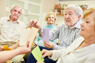 Senioren machen Gedächtnistraining oder Gehirnjogging mit Zetteln im Altersheim