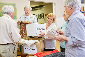 Senioren Gruppe als Ehrenamtliche sammelt Kleiderspende für Bedürftige im Altenheim