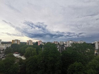 Drapieżne chmury nad miastem