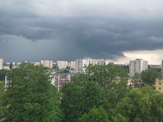 widok z okna, chmury, duże miasto, deszcz © ukasz