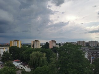 Fototapeta na wymiar widok z okna, chmury, duże miasto